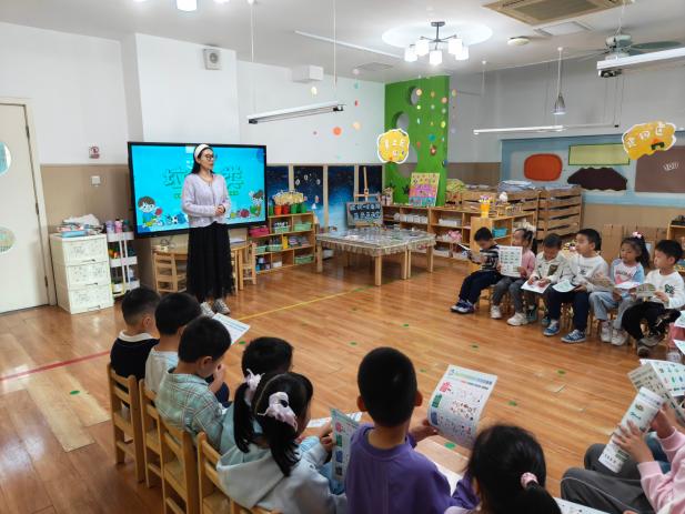 西安经开城管开展垃圾分类普法宣传进校园活动