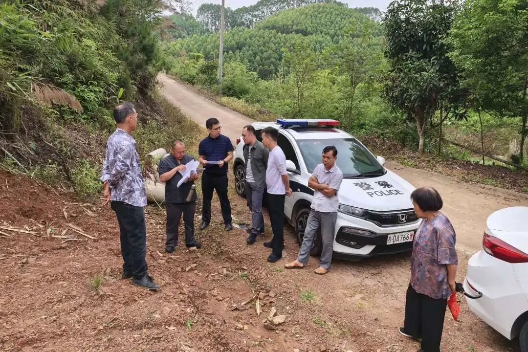 “挂红大叔”的泥土情 “挂红大叔”的泥土情
