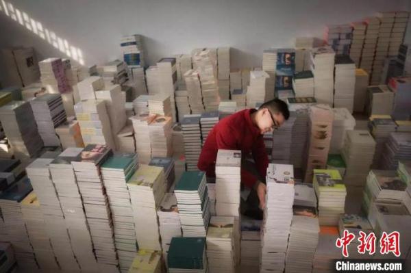 四川“90后”小伙励志摆摊创业成功 向母校捐赠300万元