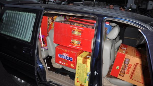 从江苏启东非法运烟花爆竹入沪,上海警方当场拦截车辆