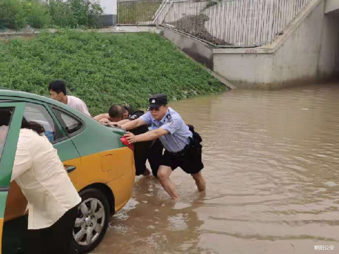 北京朝阳警民同心排忧难 水深之处见真情