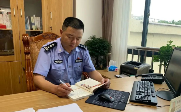 溺水男子命悬一线！派出所长奋力营救转危为安