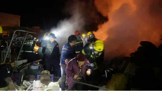 凌晨民房突发大火 内蒙古鄂托克前旗民警紧急出警救援