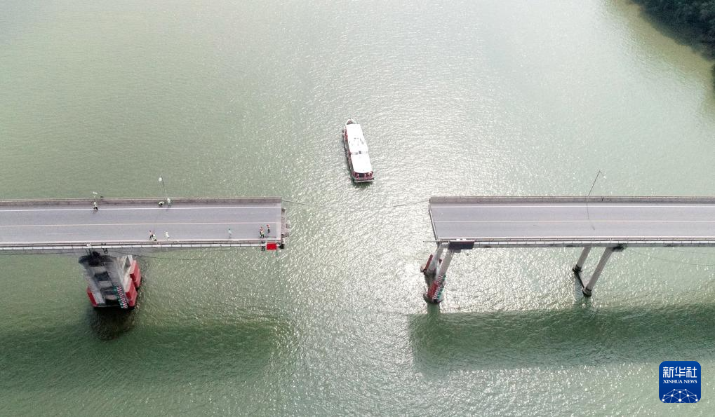 广州南沙一大桥被船只撞断 2人死亡 3人失联