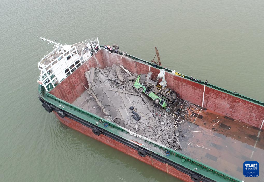 广州南沙一大桥被船只撞断 2人死亡 3人失联