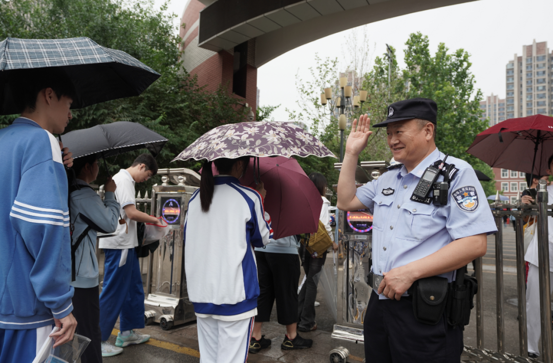 北京警察的高考“打开”方式......
