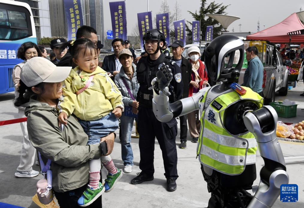 青岛：警用机器人亮相普法宣传周