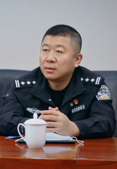 先锋人物——张燕生：一盏警灯映初心 创新治理暖民心
