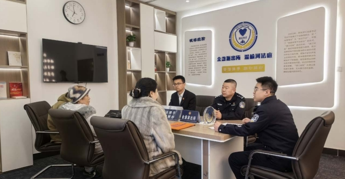 先锋人物——张燕生：一盏警灯映初心 创新治理暖民心