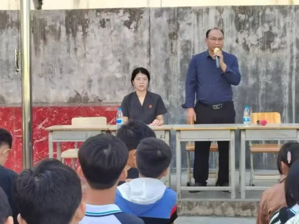 让青春之花在高山绽放