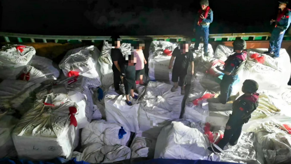 浙江温州海警深夜查获一起海上走私冻品案