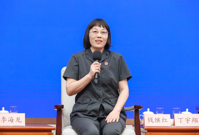 钱继红等五位一线法官亮相国新办中外记者见面会
