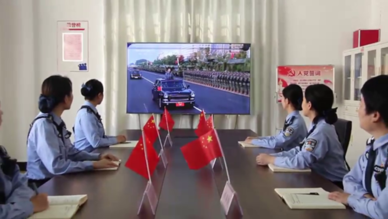 武汉市司法局系统干警职工观看纪念中国人民抗日战争暨世界反法西斯战争胜利80周年大会
