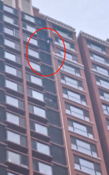 施工工人高空抛物被抓,家住2楼以上的都看看