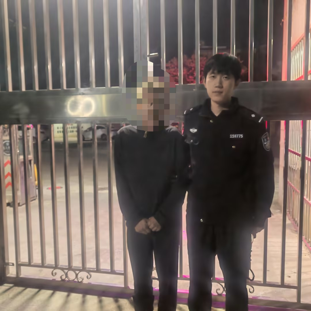 男子为博流量直播中辱警挑衅 警方依法查处