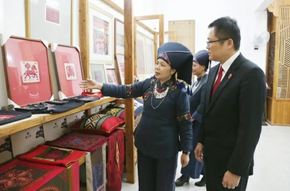 广西人大代表蓝淋：匠心守护非遗之美，俯身倾听人民心声