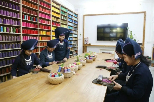 广西人大代表蓝淋：匠心守护非遗之美，俯身倾听人民心声