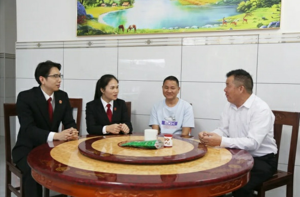 广西人大代表赵丽娟:手握民意话筒,心惦司法天平 广西人大代表赵丽娟:手握民意话筒,心惦司法天平