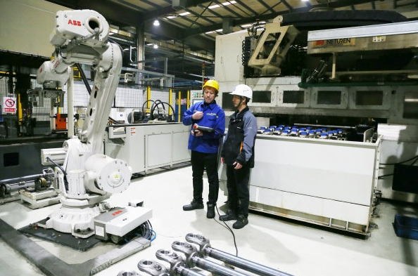 广西人大代表周颖峰:扎根车间的“创新工匠” 心系发展的“履职先锋” 广西人大代表周颖峰:扎根车间的“创新工匠” 心系发展的“履职先锋”