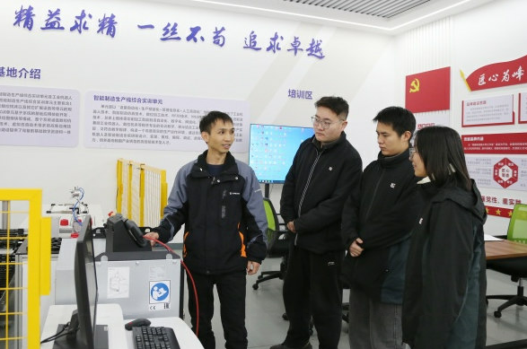 广西人大代表周颖峰:扎根车间的“创新工匠” 心系发展的“履职先锋” 广西人大代表周颖峰:扎根车间的“创新工匠” 心系发展的“履职先锋”