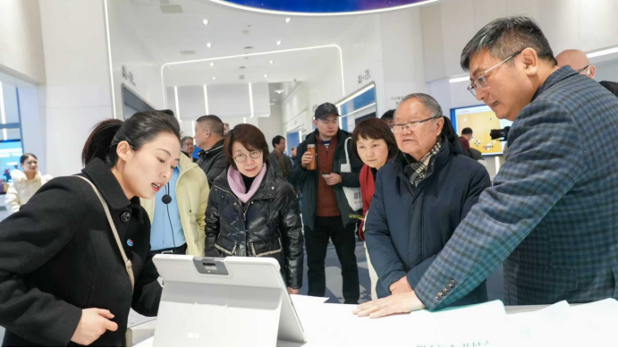 “知名作家看法院”采风作品:坚毅与艰辛