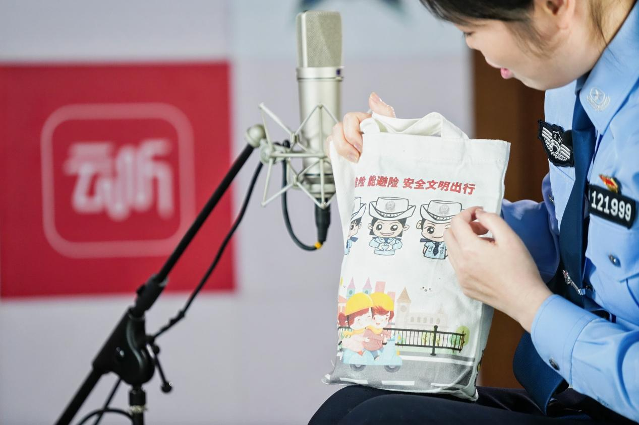 基层警事:扎根路口十二载 津门女警护畅安