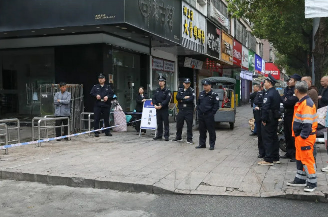 多年僵局破冰!法院强制拆除障碍 打通小区 “堵心路” 多年僵局破冰!法院强制拆除障碍 打通小区 “堵心路”