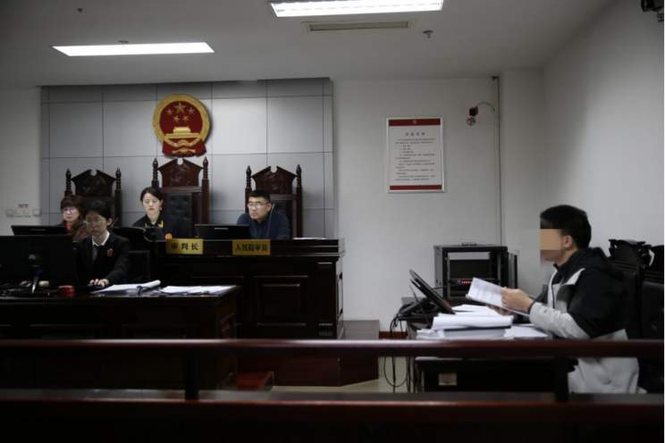 小学生课间嬉闹磕断牙,学校要不要担责? 图片