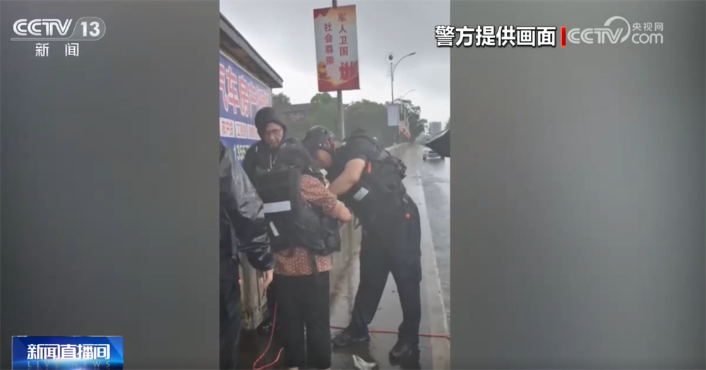 直击一线!广西公安民警台风暴雨中全力抗洪救灾 千方百计搜救被困人员