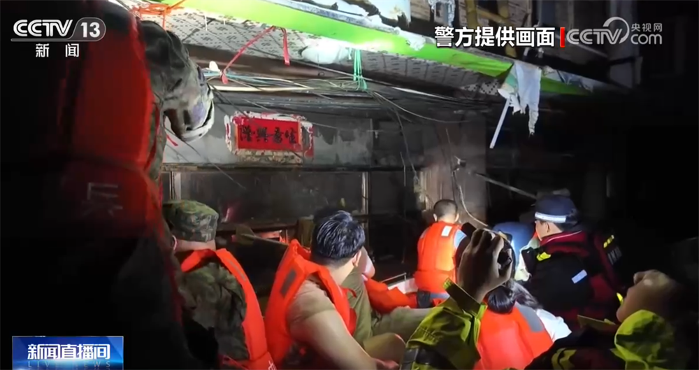 直击一线!广西公安民警台风暴雨中全力抗洪救灾 千方百计搜救被困人员