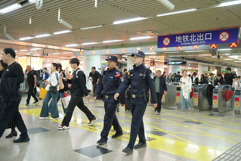 北京警方全力护航国庆假期返程平安路